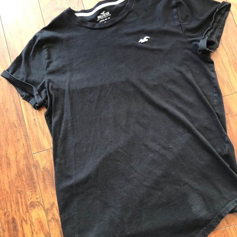 Men’s Hollister tee